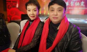 69岁国家一级演员高英病逝，晚年生活照曝光，打扮漂亮身型暴瘦！