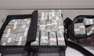 男子携带230万美金入境被查，成捆塞满行李箱、背包，折合人民币超1600万元